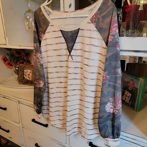 Amaryllis long sleeve camo/floral top size XL
